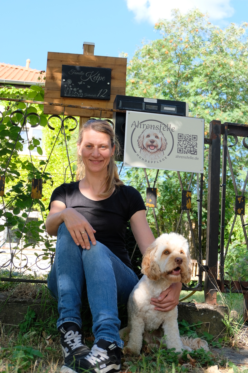 Carolin Kelpe mit Eddie, dem Maskottchen